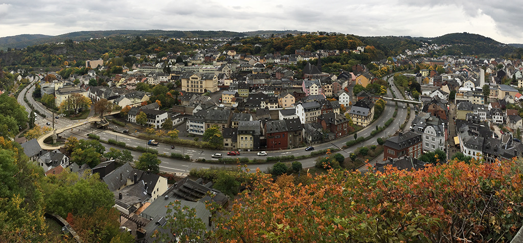Einst idyllisch am Fluß gelegen, dann Schlachtfeld der Verkehrsplaner, heute trotzdem "abgehängt": Idaroberstein (Bild_ Wilfried Dechau)