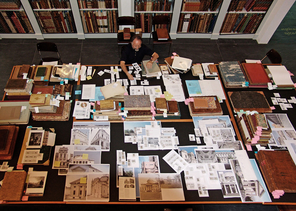 Werner Oechslin seiner Bibliothek in Einsiedeln, 2011 (Bild: Ursula Baus)