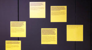 Pinnwand in der Ausstellung des DAM: Zu den eingesammelten "Stimmen" sollen Post-its – Klebezettel – mit Stimmen der Besucher kommen. (Bild: Ursula Baus) 