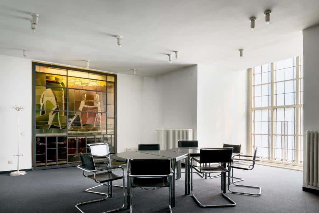 Präsidentenzimmer mit Buntglasfenster von Karl Knappe aus dem Jahr 1952 (Foto: Moritz Bernoully, 2019)