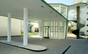 Tankstelle mit Café, Autohaus und Wartungshallen der Firma Borgward, Freiburg; 1951 nach Entwürfen des Architekten Wilhelm Schelkes gebaut, 1983 als Kulturdenkmal erkannt. (Bild: Jörg Widmaier, 2011)