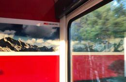 Motivim Schweizer Speisewagen: das Alpenpanorama; draußen die norddeutsche Tiefebene (Bild: Ursula Baus