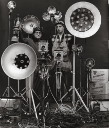 Olge Winston Link und George Thom mit ihrer Nacht-Blitzlicht-Ausrüstung, New York 1956 (Bild: O. Winston Link / O. Winston Link Museum, Roanoke, Virginia)