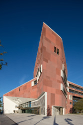 Der Eindruck des Bildes vom Architekturfotografen beschönigt: keine grüne Umgebung und auch keine dermaßen theatralische Vertikale zeichnet das Bauwerk aus, sondern eine Lage in dichtem, verkehrsumtosten Bürostadtgebiet. (Bild: Christian Richters)