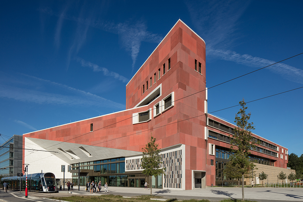 Keine Kiste, sondern ein plastisch in Erscheinungtretendes Stück Stadt, mit dem Kultur in der Bürostadt Kirchberg Einzug halten soll. (Bild: Christian Richters)