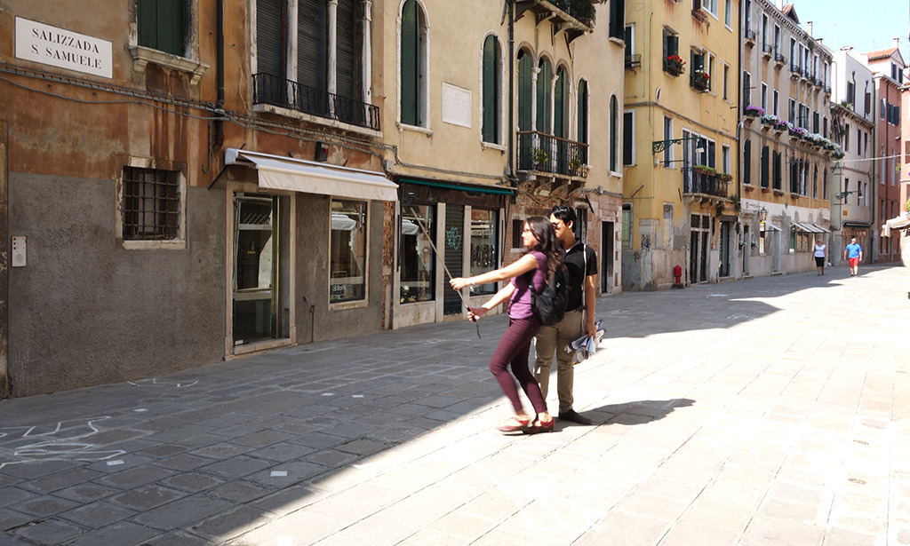 Nur fürs Selfie ein Sprung aus dem Schatten: Sommer in Venedig (Bild: Wilfried Dechau)