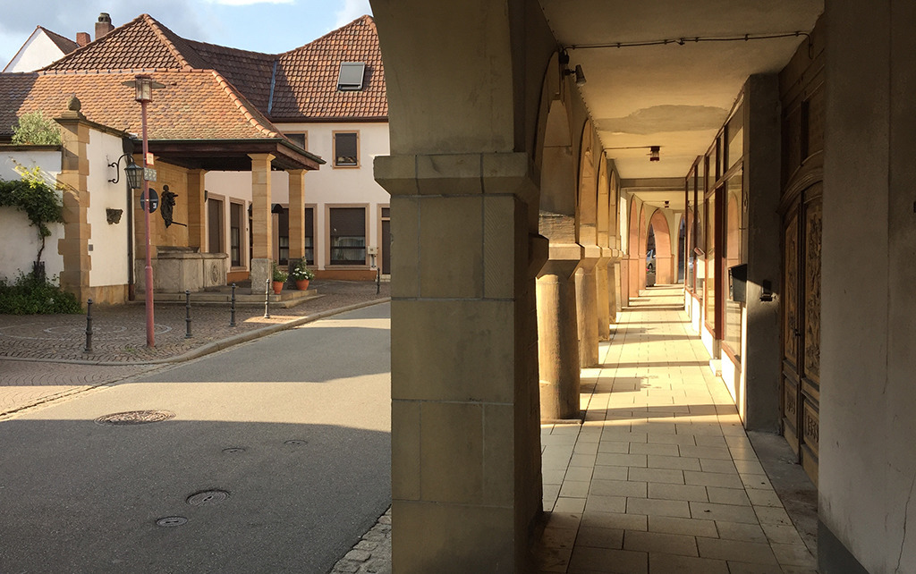 Bewährte Typologie des öffentlichen Raums: Arkaden in Wachenheim (Bild: Wilfried Dechau)