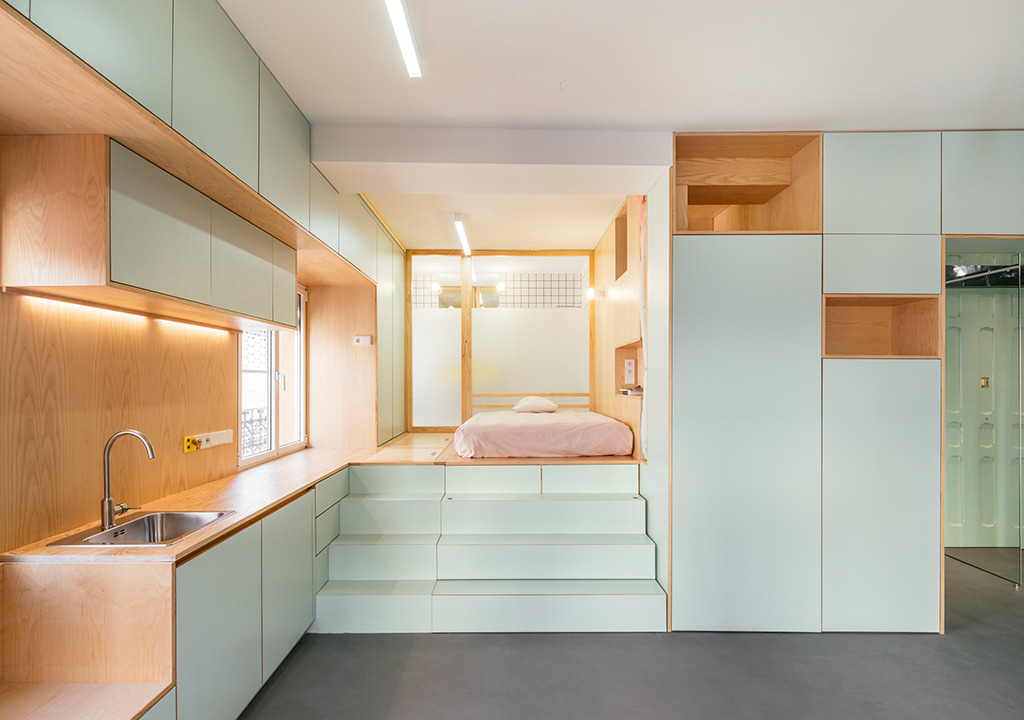 elii [oficina de arquitectura], Yojigen: Poketto Apartment (Küchenzeile und Schlafbereich), Madrid, 2017 (© elii [oficina de arquitectura], Foto: Imagen Subliminal – Miguel de Guzmán + Rocío Romero)