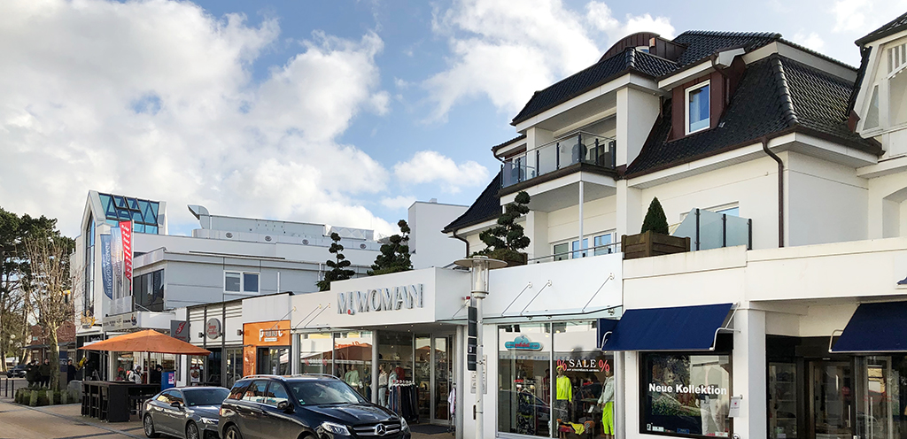 Timmendorf: Man richte das Augenmerk auch auf die Passagenkulisse links im Bild. An allem, was hier zu sehen ist, sind Architekten beteiligt. (Bild: Ursula Baus)