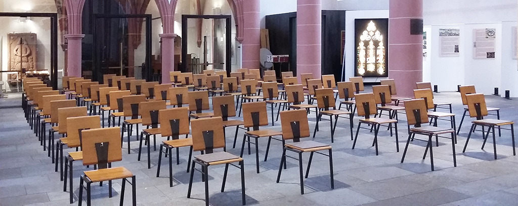 Kirchenbestuhlung auf Abstand (Bild: Wolfgang Bachmann)