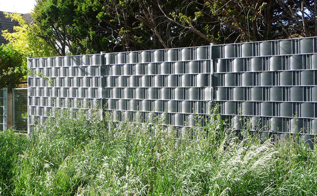 Plastikmüll im Grünen (Bild: Wolfgang Bachmann)