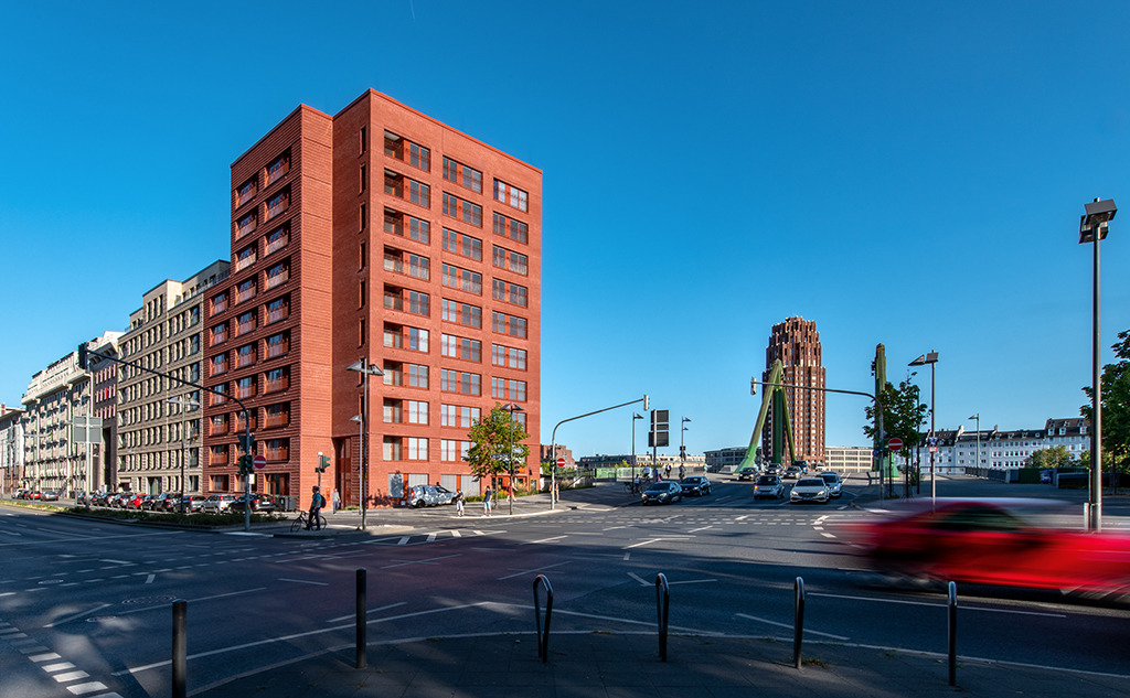 Oskar Residence. Blick nach Süden auf die Kreuzung Oskar-von-Miller-Strasse / Flösserbrücke (Bild: © Lisa Farkas)