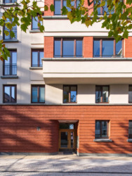 Schwedler-Carré 01. Hauseingang am Wim-Duisenberg-Platz (Bild: © Lisa Farkas)