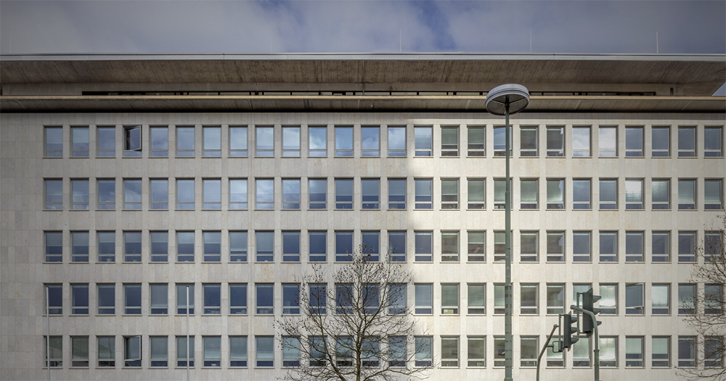 schneider+schumacher sanierten in Kaiserslautern ein Fassade aus den 50er Jahren in vorbildlicher Weise. (Bild und Informationen schneider+schumacher)