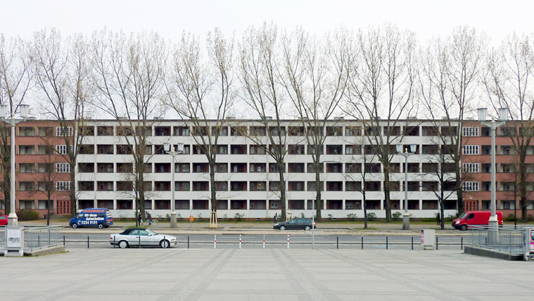 2033_AT_Wikimedia_KarlMarxAllee_Laubengang