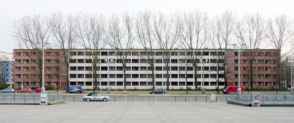 2033_AT_Wikimedia_KarlMarxAllee_Laubengang