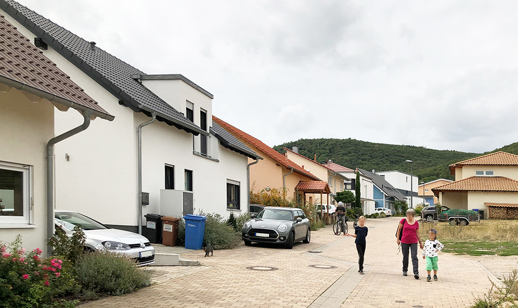 Wer hat hier als Bauherr*in daran gedacht, was die Qualität eines öffentlichen Straßenraumes ausmacht? (Bild: Wilfried Dechau)
