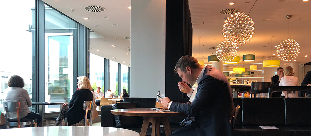 In der einen Hand der Löffel, in der anderen das Handy. Oder zum Fenster hinausschauen. Kommunikation in Coronazeiten ist auch in Restaurants wenig vergnüglich. (Bild: Ursula Baus)