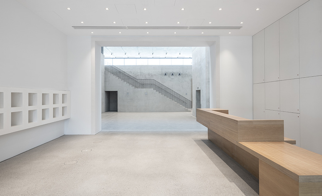 Blick vom Eingang ins Foyer, wo eine gerade Treppe hinauf zur Dauerausstellung führt (Bild: Roland Halbe)