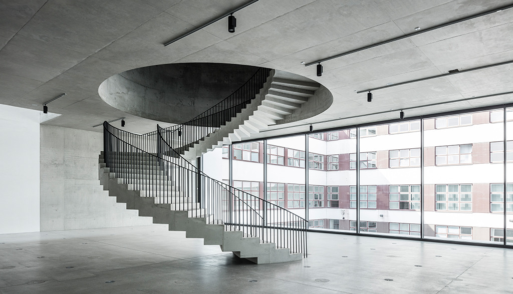 Obergeschoss mit Aufgang zur zweiten Ausstellungsebene (Bild: Roland Halbe)