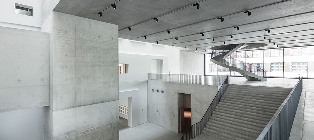 Obergeschoss mit Blick hinunter in den "Raum der Stille" (Bild: Roland Halbe)