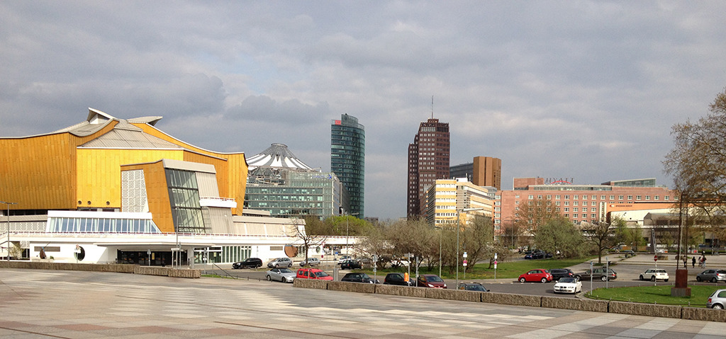 Blick vom Kulturforum Richtung Potsdamer Platz: In prominenter Nachbarschaft lugt das schiefe Glasdach von Helmut Jahns Sony Center hervor. (Bild: Ursula Baus)