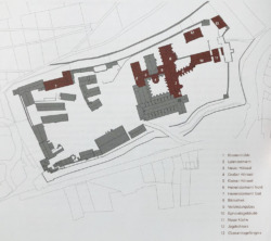Lageplan; dunkel markiert die sanierten und umgebauten Gebäude 