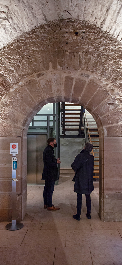 Übergang von der Seminar-Eingangshalle im nördlichen Herrendorment zum Treppenhaus. Barrierefreiheit in solcher Bausubstanz verlangt kleine Raumwunder mit Präzisionsarbeit. (Besichtigung mit Desinfektion und Maske im März 2021; Bild: Wilfried Dechau)