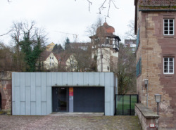 Der Küchen-Neubau war zunächst als "Blechkubus" erkennbar und ist inzwischen patiniert. (Bild: Wilfried Dechau)
