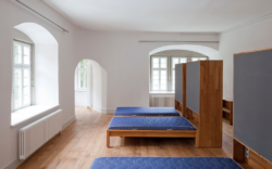 Mehrbett-Zimmer mit dem modularen, vielseitig kombinierbaren Möbelsystem (Bild: Dirk Altenkirch)