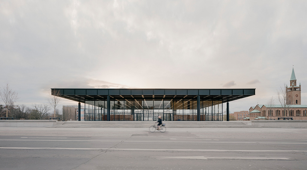 Blick von der Potsdamer Straße, die beileibe kein Fahrradweg ist, auf die sanierte Nationalgalerie. (Bild: Simon Menges)