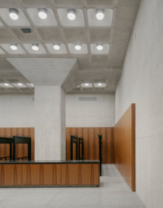 Garderobe im Untergschoss (Bild: Simon Menges)
