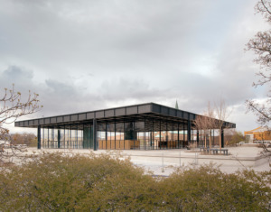 Die neuen Gläser spiegeln nicht wie jene der weltweit sich abschottenden Banken- und Versicherungsbauten. Innen und Außen bedingen einander. (Bild: Simon Menges, Berlin)