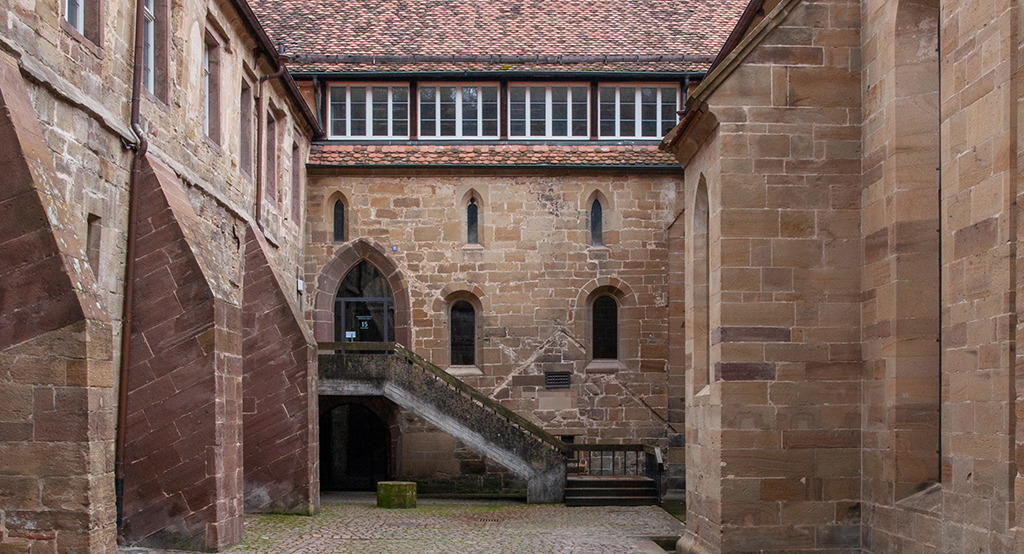 Über 870 Jahre Baugeschichte: Gerade deswegen haben jüngere Veränderungen wie eine mit Patina geschmückte Außentreppe Anspruch auf Pflege. (Bild: Wilfired Dechau)