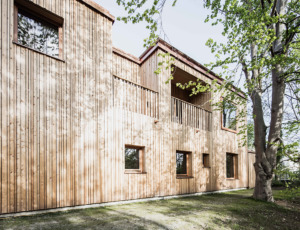 Rückwärtige Holzfasse des neuen Gästehauses (Bild: Gabrical | Garijela Obert)