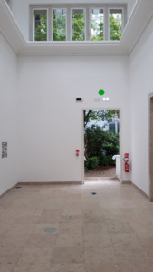 Seitenausgang des Deutschen Pavillons, der außer den QR-Codes an Ort und Stelle nichts zu bieten hat. (Bild: Nikolaus Bernau)