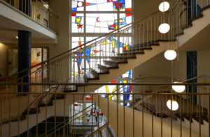 Seniorenheim von Werner Düttmann, Glasfenster im zentralen Treppenhaus (Bild: Alfred Englert)