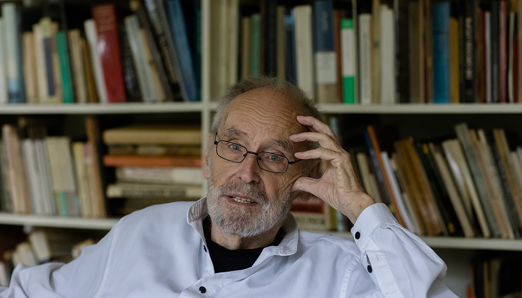 Wolfgang Pehnt vor den Büchern, von denen er sich nicht trennen will (Bild: Wilfried Dechau, Ende August 2021)