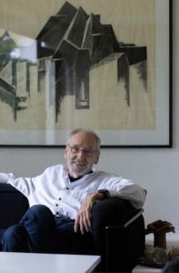Wolfgang Pehnt bekam die Zeichnung von Gottfried Böhm – über den er ein kleines Buch geschrieben hatte – als Geschenk. (Bild: Wilfried Dechau)