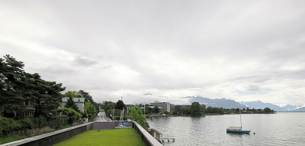 Blick von der Dachterrasse Richtung Zentrum Vevey: Am Ufer entstand die Zentrale des Konzerns Netlé. (Bild: Wilfried Dechau)