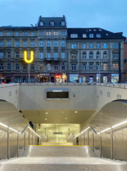 Hinunter ins Helle: Oben weist ein beleuchtetes U auf den Stationseingang. (Bild: Ludwig Wappner)
