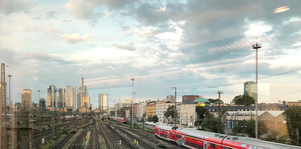 Hoch, höcher, am höchsten: Frankfurts Skyline strebt nach Rekorden. Bild: Ursula Baus, 2021)