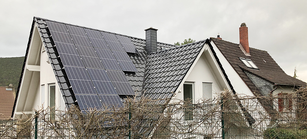 Alte Dächer, neu gedeckt und bestückt: Gestalterisch können die Solarzellen-Hersteller noch zulegen. (Bild: Ursula Baus)