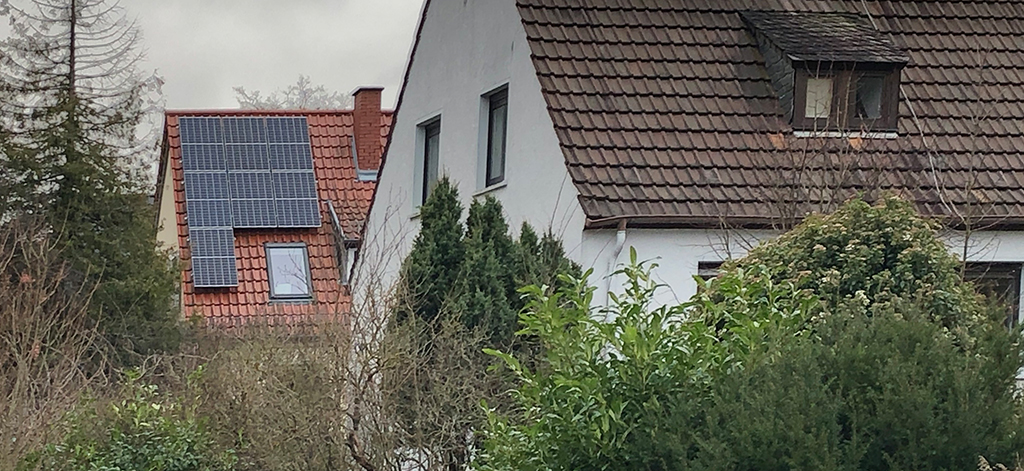 Je schlichter die Dächer im Bestand, umso einfacher geht es, Solarzellen zu montieren. Doch selbst das kann schief gehen. (Bild: Ursula Baus)