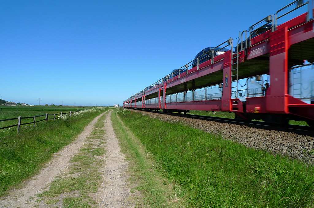 Täglich werden 3.500 bis 4.000 Autos über den Hindenburg-Damm auf die Insel transportiert. (Bild: Wilfried Dechau)