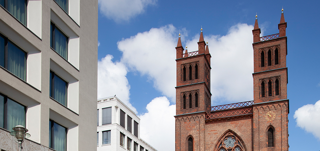 Berliner Wohnungsbau in »historischem Kontext«: dick gedämmt, rentables Staffelgeschoss, dicht beieinander. (Bild: Wilfried Dechau)