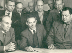 Boris Iofan (Bildmitte) auf einer Baubesprechung, 1948 (Bild: unbekannter Fotograf) 