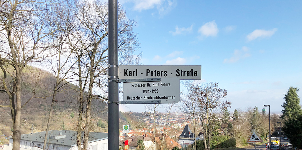 In den vielen »Afrikavierteln« der Bundesrepublik sind Straßen nach Persönlichkeiten benannt, die als Arfrikaforscher gelten sollten, aber Rassisten und Völkermörder waren. Carl Peters (1856-1918) wurde schon von seinen Zeitgenossen »Hänge-Peters« genannt. In diesem Schild tritt eine besonders zynische und verlogene Umdeutung in Erscheinung: Man suchte einfach nache inem Karl Peters, der einen besseren Ruf hat. (Bild: Ursula Baus)
