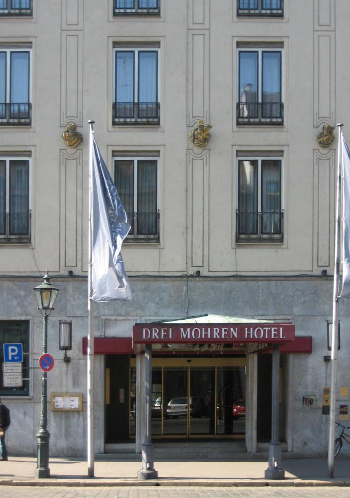 Hotel 3 Mohren in der Maximilianstraße in Augsburg, 2011; über dem Eingang die entsprechenden Figuren an der Fassade (Bild: Meinrad von Engelberg))