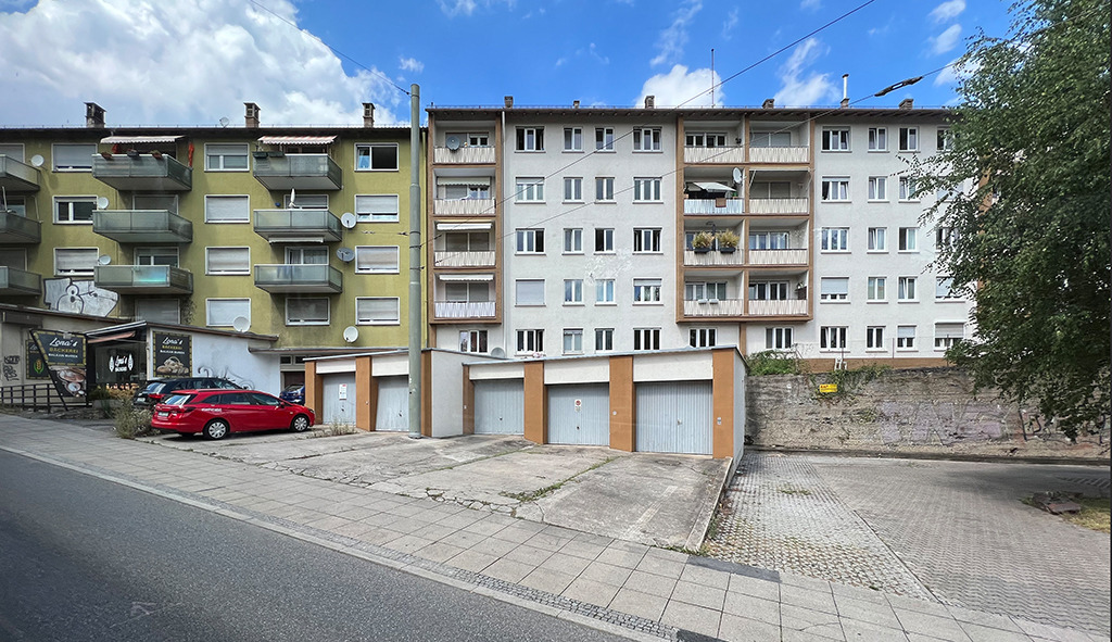 Wohnblock in der Stuttgarter Innenstadt; der Flächenfraß des Automabils ist bekannt – die jahrzehntelange Lobbyarbeit der Autoindustrie hinterlässt nicht etwa Spuren, sondern prägt unsere öffentlichen Räume. (Bild: Ursula Baus)